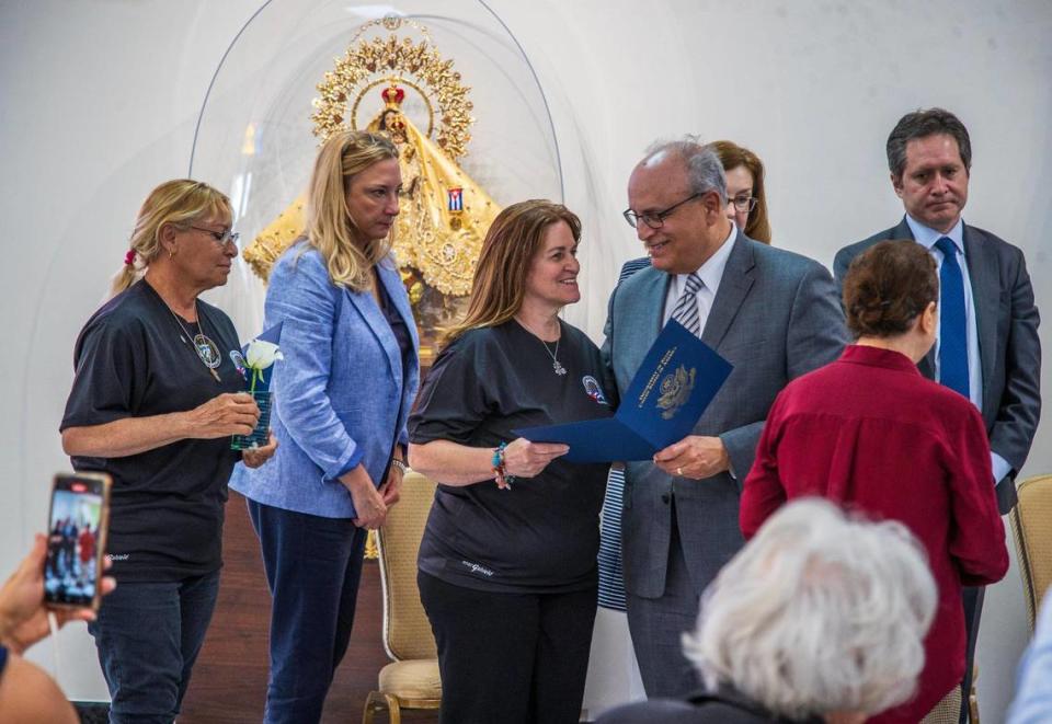 Frank Mora, embajador de Estados Unidos ante la Organización de Estados Americanos, presenta una carta del secretario de Estado de Estados Unidos, Antony Blinken, a Maritza Lugo (extrema izquierda) y Carmen Julia Arias Yglesias, parte de un grupo de ex prisioneras políticas cubanas, durante un evento organizado por la Asociación de Abogados Cubano Americano (CABA), para pedir la liberación de las mujeres presas políticas en Cuba.