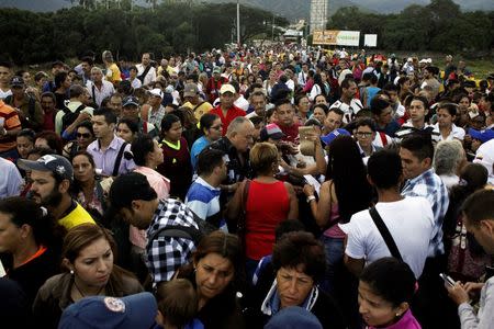 People cross over the Simon Bolivar international bridge to Colombia from San Antonio del Tachira, Venezuela, August 13, 2016. REUTERS/Carlos Eduardo Ramirez