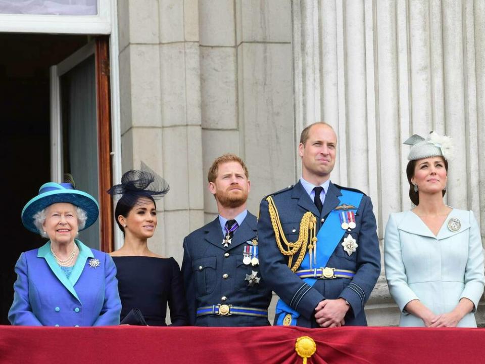 Die Queen auf dem Balkon des Buckingham Palastes mit Herzogin Meghan, Prinz Harry, Prinz William und Herzogin Kate (Bild: imago/Starface)