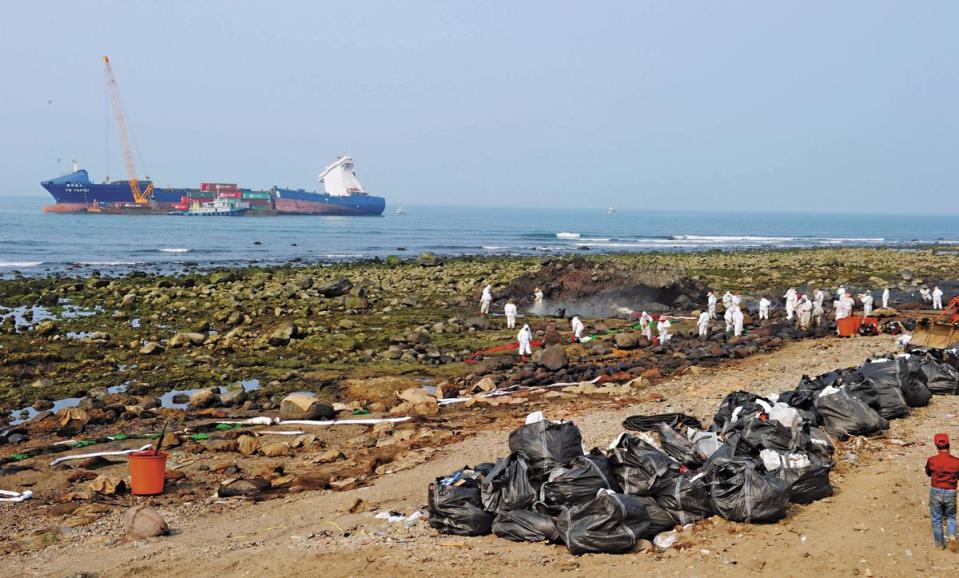 去年3月間發生德翔台北號貨輪於石門外海擱淺意外，造成大量油料外溢汙染海岸線。（東方IC）