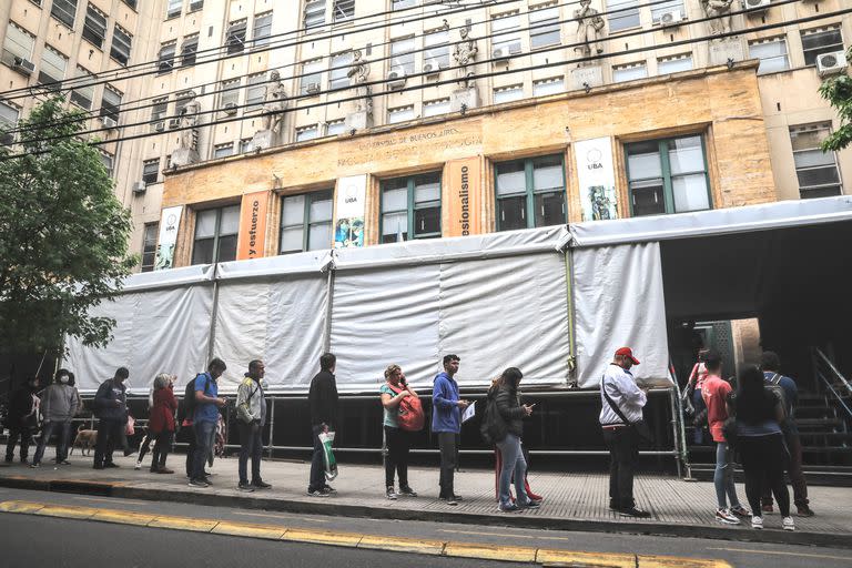 La fila de personas esperando ser atendidas por el Hospital Odontológico Universitario de la UBA