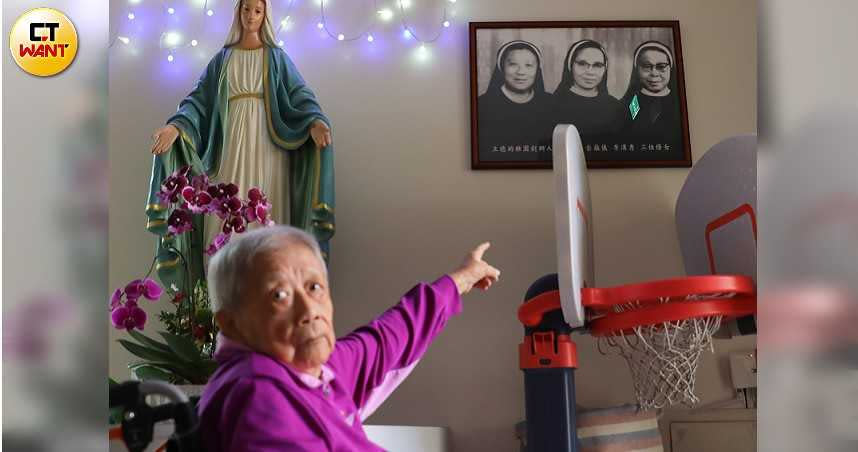 92歲的李漢秀修女指著幼稚園走廊上的老照片，講起她與另外兩名修女創辦立聖幼兒園（原立德幼稚園）的事蹟。(圖／張文玠攝)