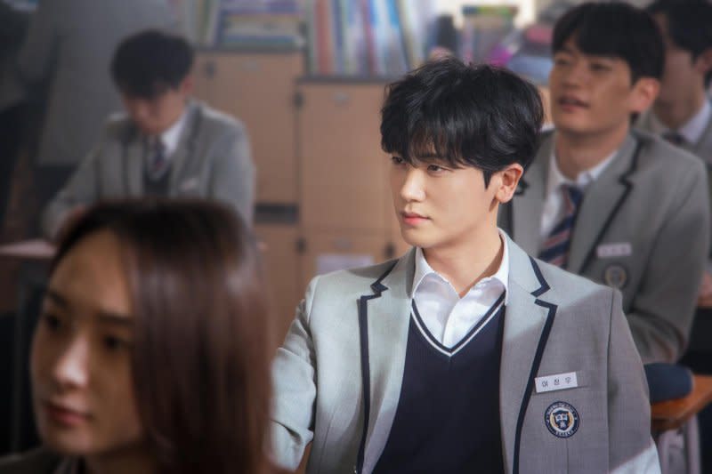 "Doctor Slump" flashes back to the high school academic rivalry between Yeo Jeong-woo (Park Hyung-sik, pictured) and his future love interest Nam Ha-neul, played by Park Shin-hye. Photo courtesy of SLL/HighZium Studio