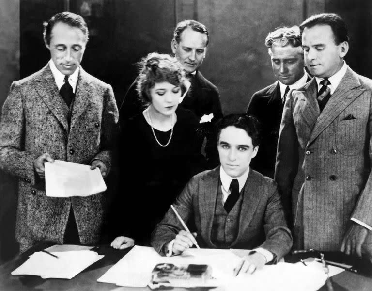 17 de abril de 1919: de izquierda a derecha, los fundadores de United Artist firmando el contrato que creaba el estudio: el director D. W. Griffith, Mary Pickford, Charles Chaplin y Douglas Fairbanks, Sr (más atrás, los abogados Albert Banzhaf y Dennis O'Brien).