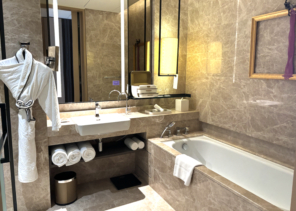 One of the best things about a hotel stay its its bathtub and amenities. PHOTO: Cadence Loh, Yahoo Life Singapore