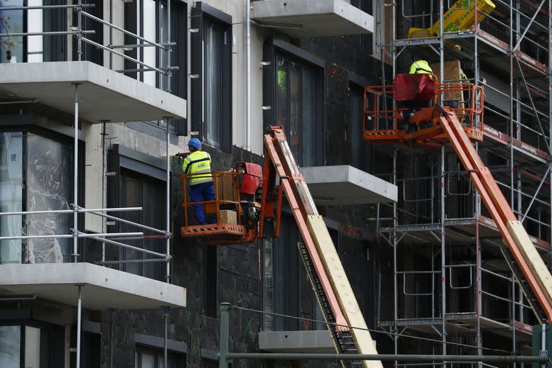 Trabajadores son vistos en un sitio de construcción para un edificio residencial, en Berlín, Alemania