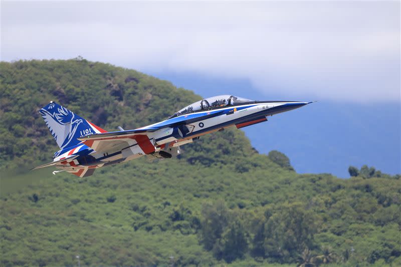 空軍AJT型勇鷹高級教練機。（圖／內政部提供)