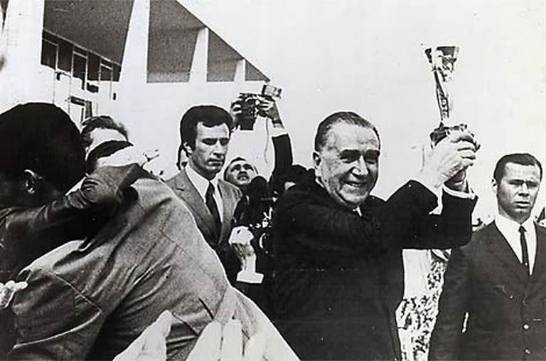 Emílio Garrastazu Médici, dictador de Brasil, con la Copa Mundial en 1970