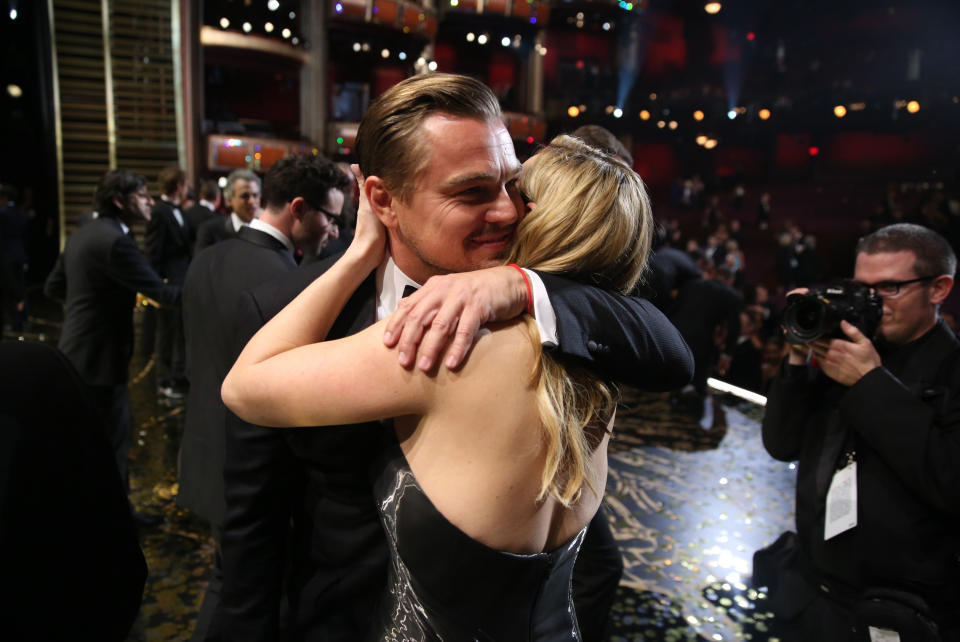 <p>Nach Jahren, in denen er leer ausging, bekam Leonardo DiCaprio 2016 endlich den Oscar für seine Rolle in „The Revenant“ verliehen. Kate Winslet war eine der ersten Gratulantinnen. (Bild: AP Photo) </p>