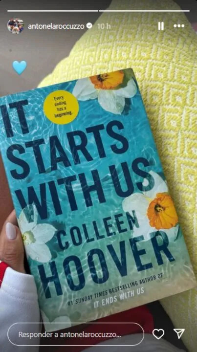 La semana pasada Roccuzzo mostró que tenía en sus manos la novela It Starts With Us de Colleen Hoover (Foto: Instagram @antonelaroccuzzo)