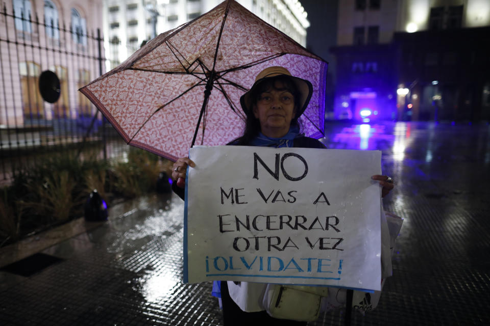 Una mujer sostiene una pancarta para oponerse a nuevos confinamientos por la pandemia del COVID-19 frente a la casa de gobierno en Buenos Aires, Argentina, el jueves 8 de abril de 2021. El presidente argentino Alberto Fernández defendió el jueves 15 de abril el reforzamiento de las restricciones a la circulación para atajar el brote de coronavirus y anunció subsidios para sectores empobrecidos y otros que serían afectados por las medidas. (Foto AP/Natacha Pisarenko)