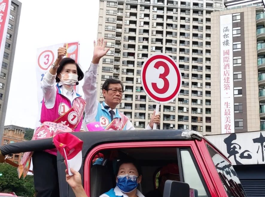 選舉倒數不到一天，宜蘭縣２５日白天難得放晴，藍綠白縣長候選人把握時間，以車隊掃街、全力催票，尋求連任的林姿妙與黨籍鄉鎮市長及縣議員合體，賣力向鄉親拜票，沿途鞭炮聲、鼓聲好不熱鬧，民眾熱情回應、揮手打招呼表達支持。（民眾提供）