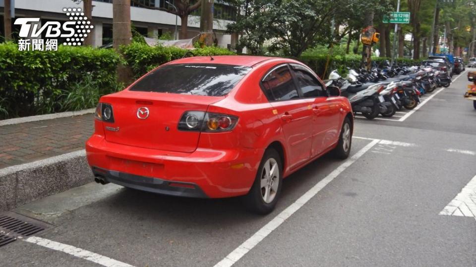 紅色轎車時常變換停車的位置。（圖／TVBS）