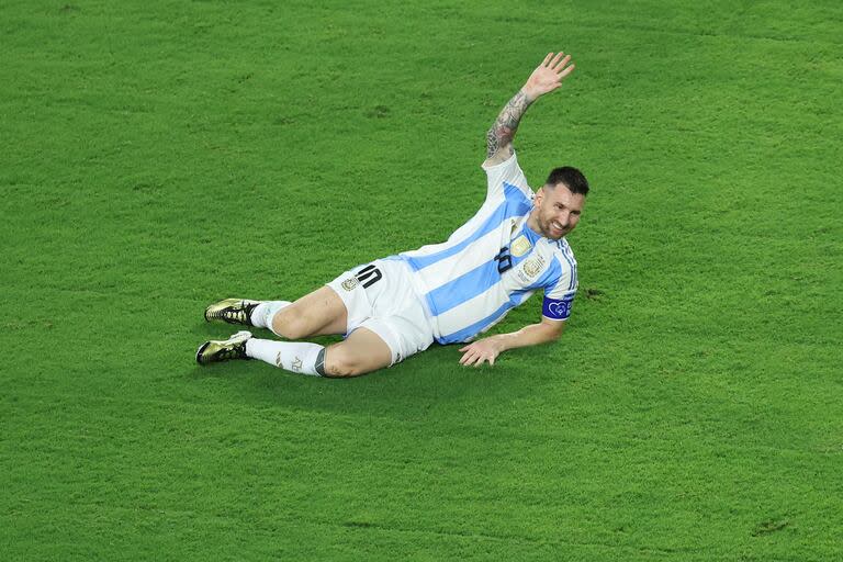 Lionel Messi pide asistencia médica.