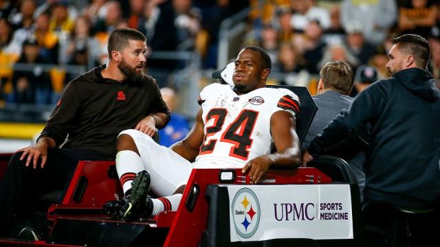 Cleveland Browns RB Nick Chubb carted off field after knee injury against  Steelers - CBS Pittsburgh