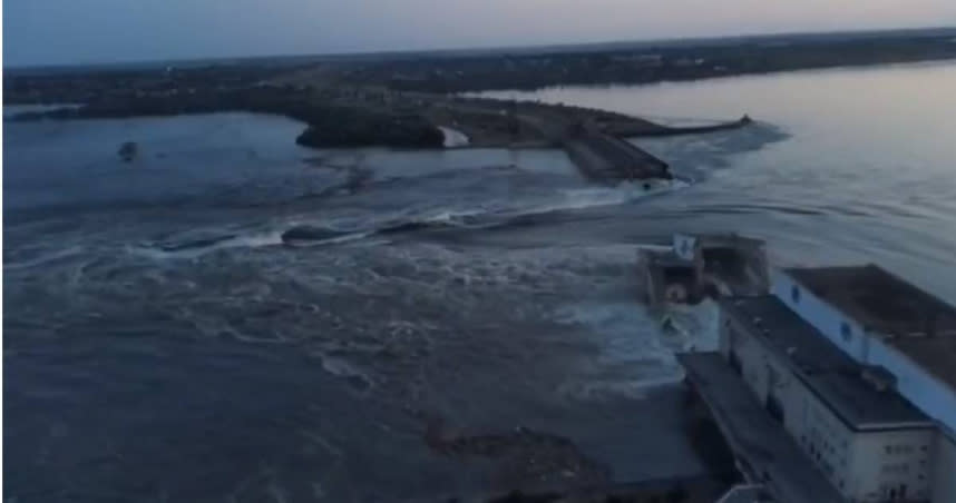 位於俄軍佔領區、烏克蘭赫爾松南部的新卡科夫卡水壩（Nova Kakhovka dam）在當地時間6日遭到炸毀。（圖／翻攝自推特／OSINTtechnical）