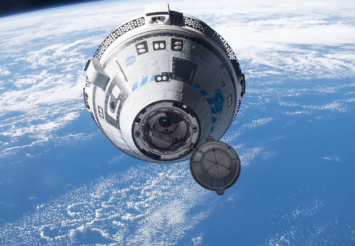 La nave espacial Starliner de Boeing se aproxima a la Estación Espacial Internacional durante una prueba sin tripulación en 2022. <a href="https://www.flickr.com/photos/nasa2explore/52095126237/in/feed-29956594-1653404098-1-72157721620561200/" rel="nofollow noopener" target="_blank" data-ylk="slk:Bob Hines/NASA;elm:context_link;itc:0;sec:content-canvas" class="link ">Bob Hines/NASA</a>