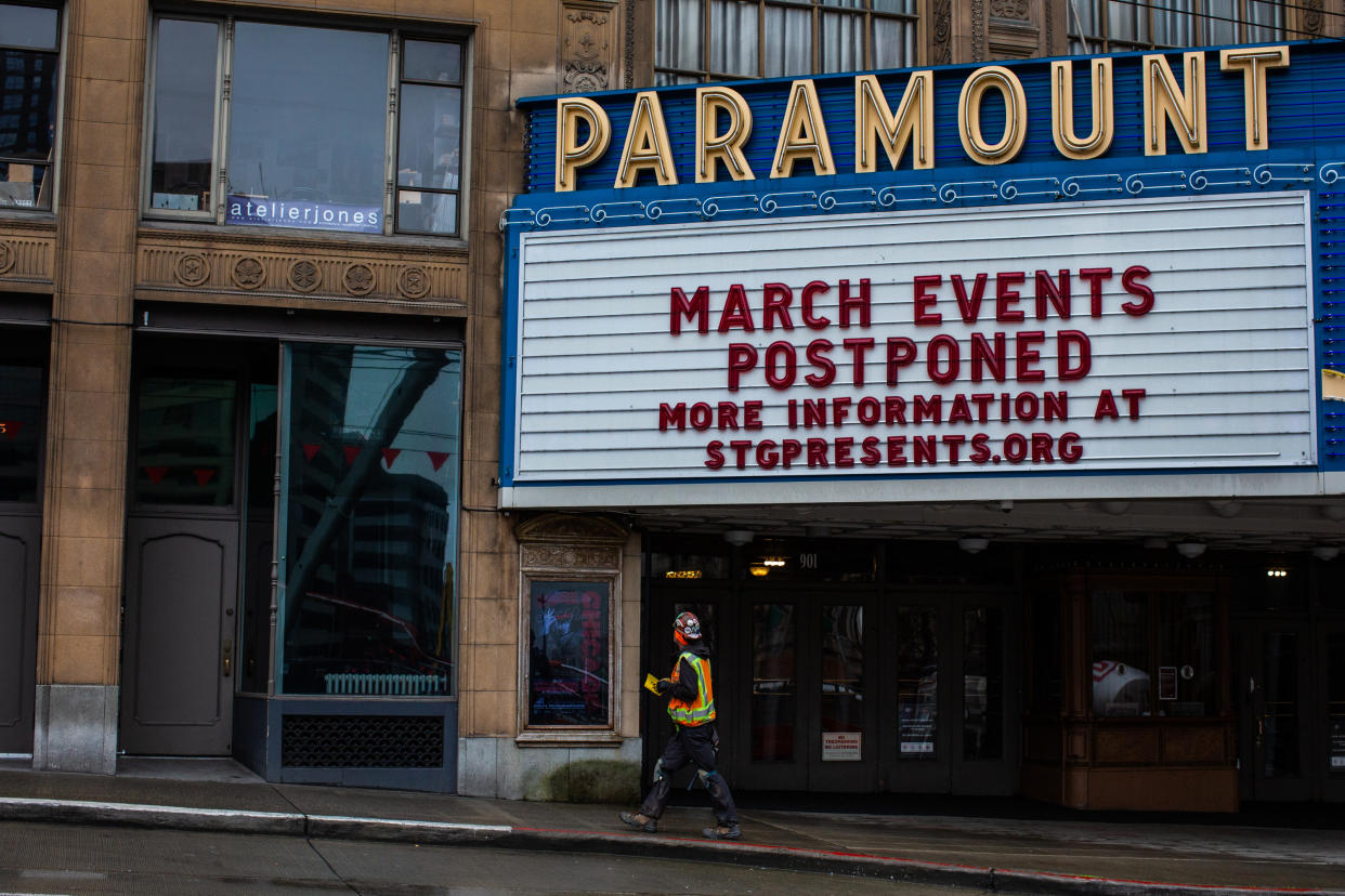El exterior del Teatro Paramount en Seattle, el 13 de marzo de 2020. (Andrew Burton/The New York Times)