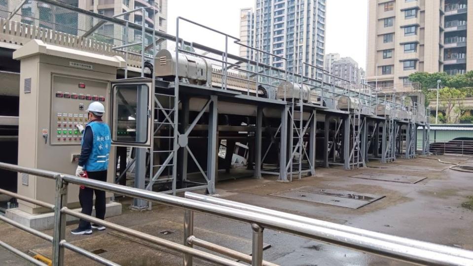 《圖說》抽水站站員操作撈污機，確保機組功能正常運行。〈水利局提供〉