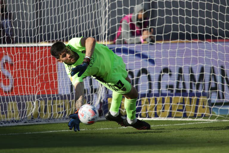 Agustín Rossi atajando uno de los tantos penales desde que viste la camiseta de Boca