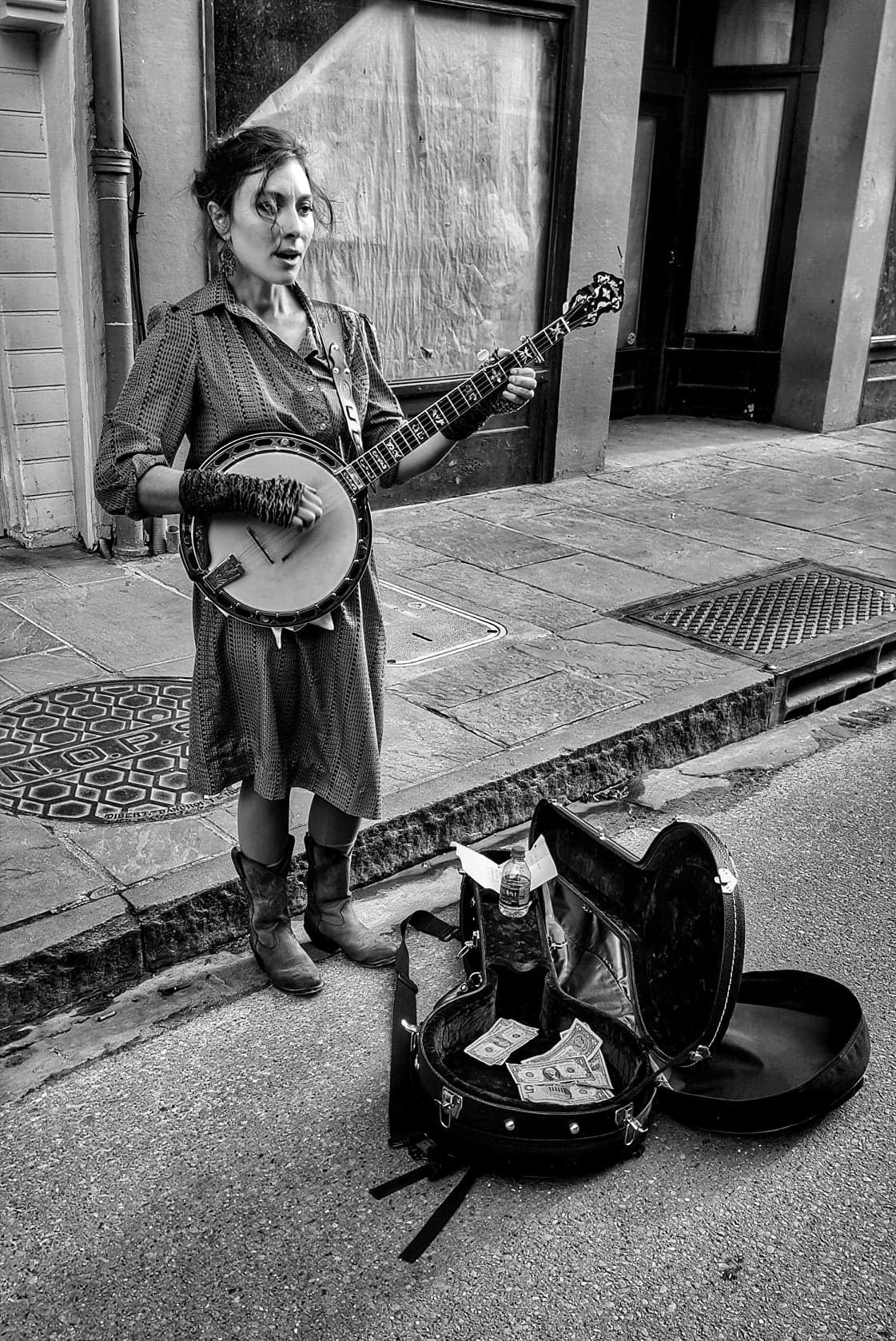 banjo-girl-on-Royal-street