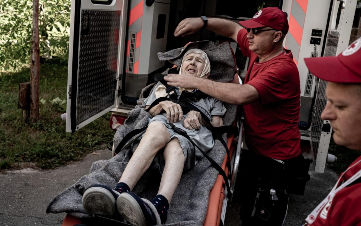 Healthcare workers evacuate senior Ukrainian citizens