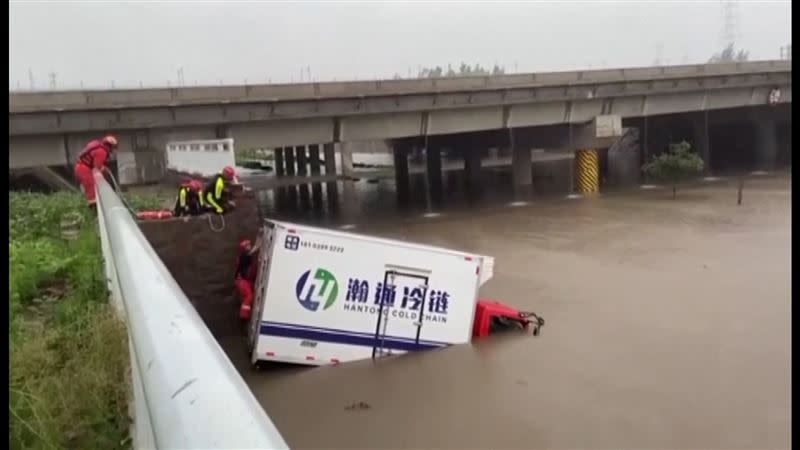 鄭州所有交通幾乎全面停擺，貨車慘遭大水沖走。（圖／AP／CCTV授權）