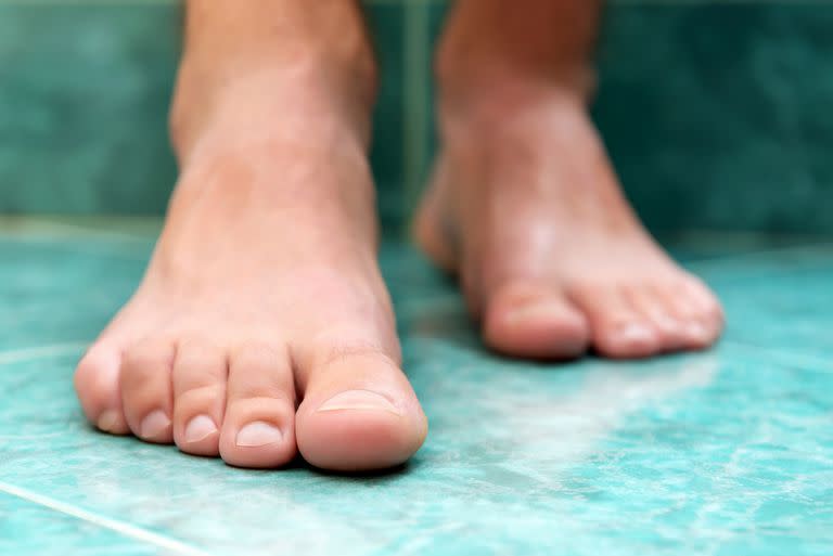 Algunos cambios hormonales, el estrés, la alimentación o la presencia de hongos o de humedad hacen que se activen las glándulas sudoríparas de los pies