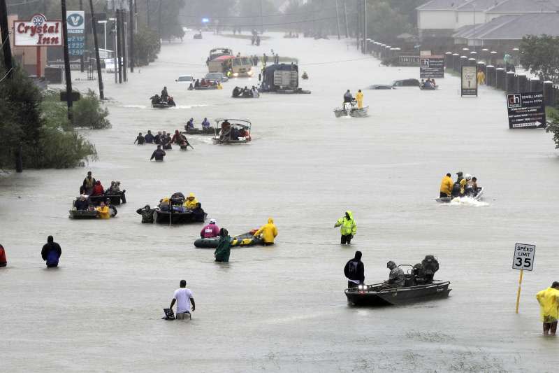 全球暖化造成極端氣候愈發頻繁。8月颶風哈維（Harvey）登陸美國德州，造成休士頓淹水。（美聯社）