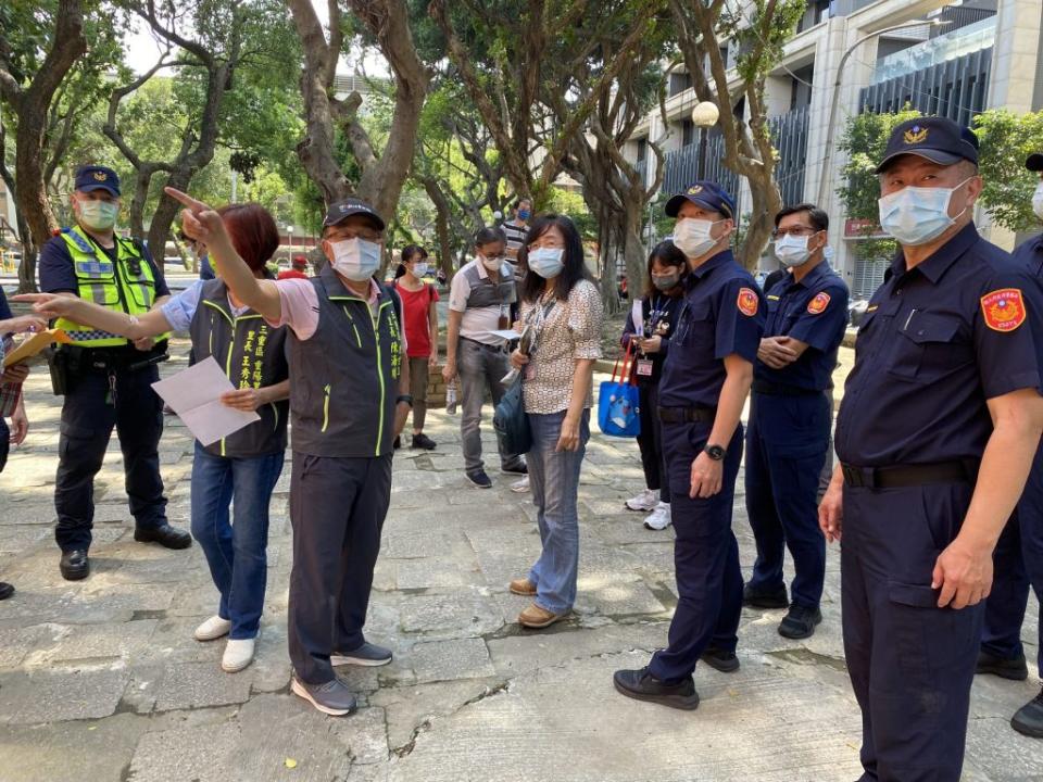 三重警邀約各單位視察公園，以期創造良好環境。(記者宋紹誠翻攝)