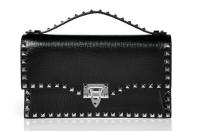 Valentino bleibt seiner Lieblingshardware treu: Nieten! Damit macht er diese Clutch zum Rockstar des Abends und wir würden gerne mitfeiern. (Clutch von Valentino, ca. 950 Euro)