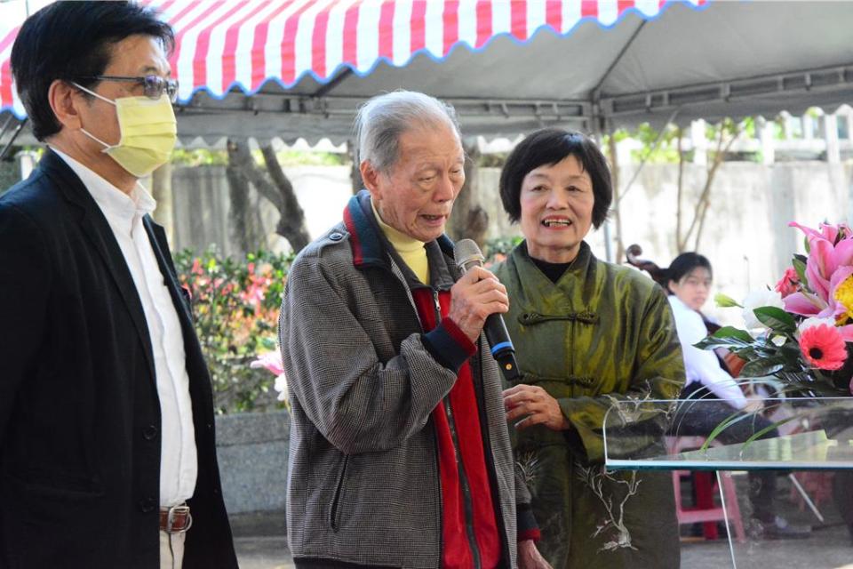 二二八受難者、99歲高齡廖丙盛（中），由兒子廖建智（左）、二二八關懷寰協會理事長施議汝攙扶上台致詞。（王志偉攝）