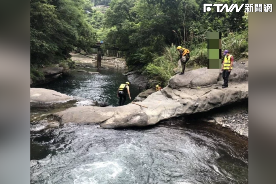 3名國中不慎在小烏來天空步道溺水，警消接獲報案犁記到場救援，目前已將3人警急送醫。（圖／翻攝畫面）