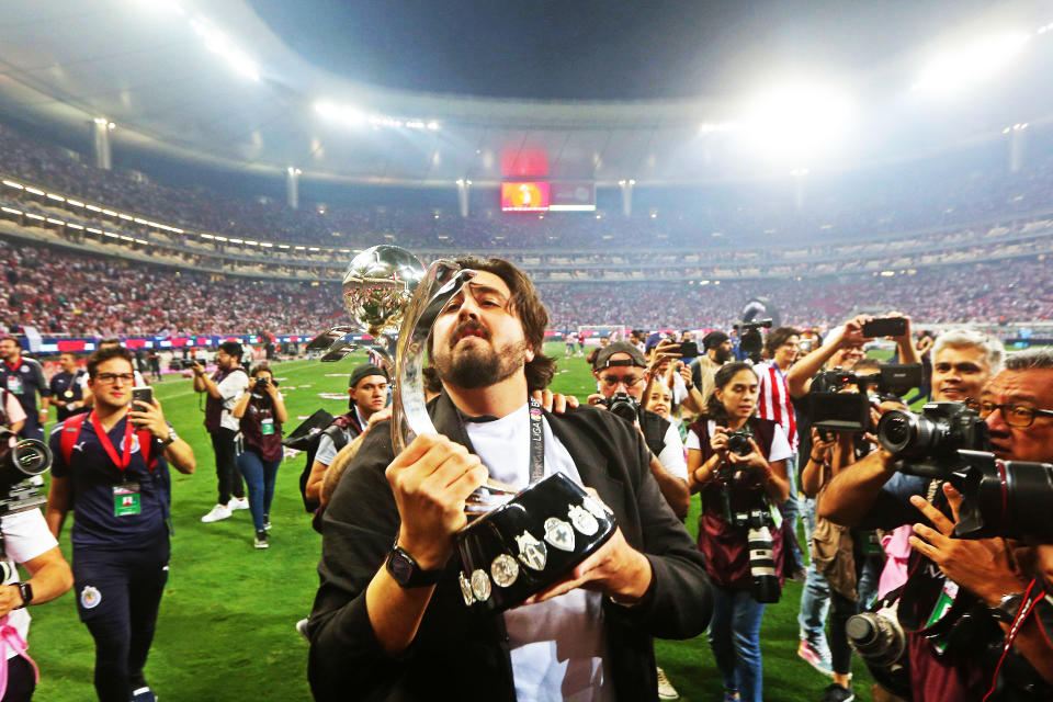 Amaury Vergara, dueño de las Chivas de Guadalajara, celebra con el trofeo la victoria de Chivas Femenil al coronarse campeonas del Torneo Grita México Clausura 2022.
FOTO: FERNANDO CARRANZA GARCIA / CUARTOSCURO.COM