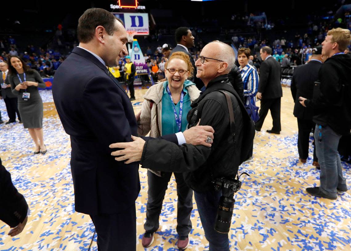 Duke coach Mike Krzyzewski talks with Chuck Liddy and Chuck’s wife Angela Burns at the 2019 ACC Tournament following Liddy’s retirement.