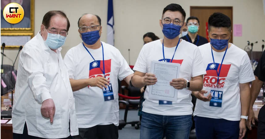 國民黨主席江啟臣8月17日在祕書長李乾龍、前台中市長胡志強與前國民黨副祕書長顏寬恒陪同下，登記參選黨主席。（圖／黃威彬攝）