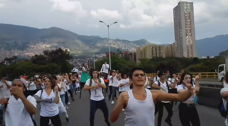 Estudiantes de la Universidad de Antioquía en flash mob con danza maorí. Foto Yo Quiero La U de A/Facebook