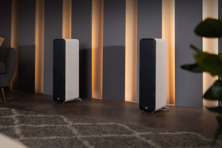 Dos altavoces del sistema de sonido inalámbrico Q Acoustics M40 en color blanco.