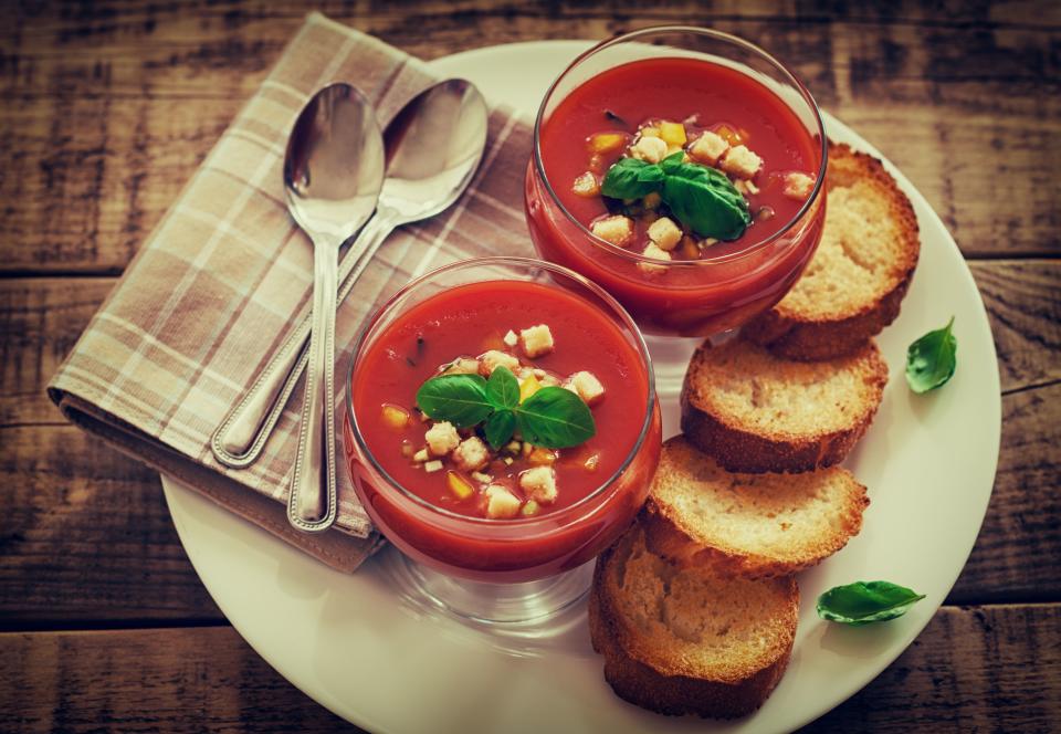 Todas las recetas que incluyen los tomates en su elaboración son saludables,como el gazpacho o las mil versiones de la sopa de tomate. Especialmente si son lisos, rojos y redondos.