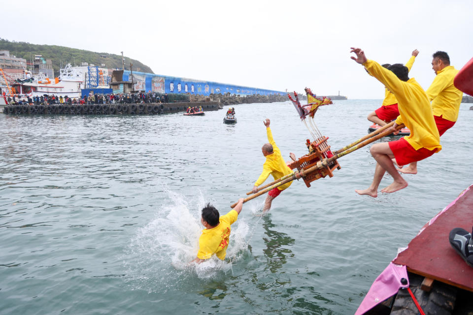野柳神明淨港文化祭，百人跳水祈平安豐收。圖／新北市政府提供