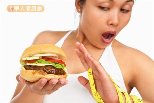 你也是外食族嗎？現代上班族外食比例高，一項「礙肝大調查」發現超過8成職人平均有1至2餐以上靠外食解決。