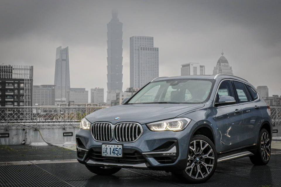 小改款 BMW X1 提供 sDrive18i 及 sDrive 20i 兩種動力，售價分別為 185 萬及 209 萬。