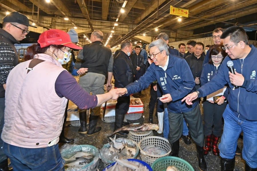 視察北市魚類、果菜批發市場 陳建仁感謝業者穩定春節消費需求 249