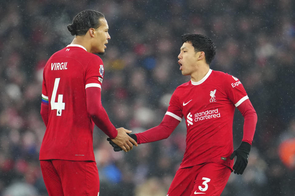 Virgil van Dijk y Wataru Endo del Liverpool celebran tras la victoria de su equipo ante el Fulham en el Estadio de Anfield en la Liga Premier el doming 3 de diciembre del 2023. (AP Foto/Jon Super)