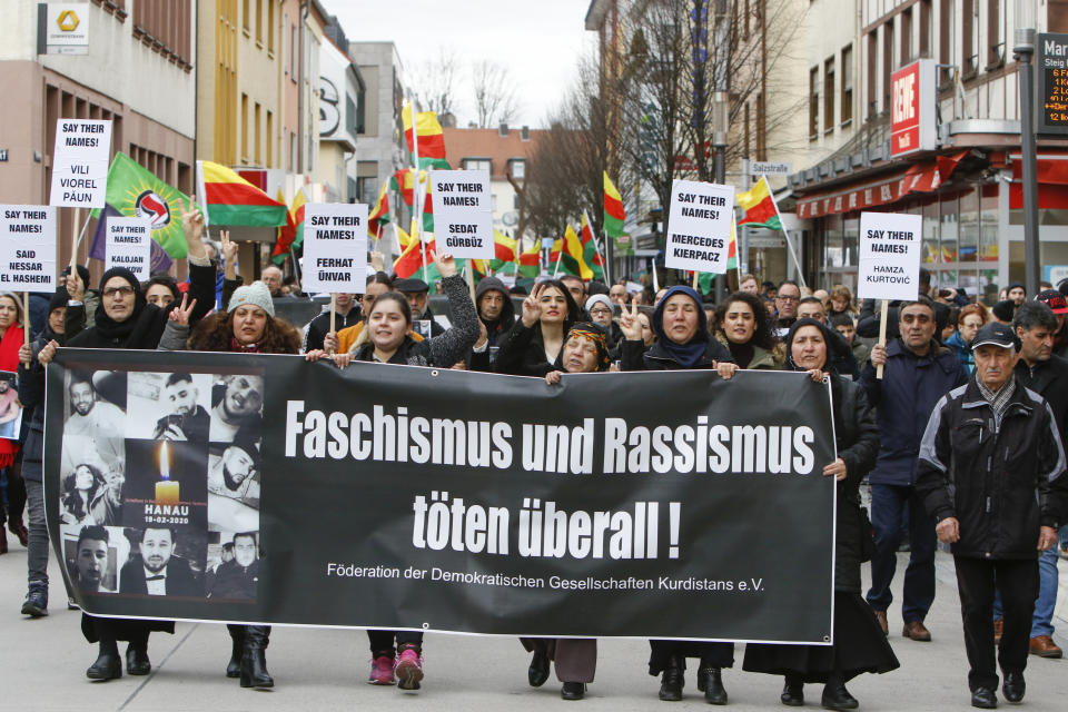 Mehrere Tausend Menschen demonstrieren drei Tage nach dem rassistischen Anschlag von Hanau im Februar in der Stadt. (Bild: Getty Images)