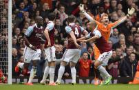 Liverpool's Simon Mignolet (R) reacts after West Ham United's Guy Demel (L) scored during their English Premier League soccer match at Upton Park in London, April 6, 2014. REUTERS/Dylan Martinez (BRITAIN - Tags: SPORT SOCCER) FOR EDITORIAL USE ONLY. NOT FOR SALE FOR MARKETING OR ADVERTISING CAMPAIGNS. NO USE WITH UNAUTHORIZED AUDIO, VIDEO, DATA, FIXTURE LISTS, CLUB/LEAGUE LOGOS OR "LIVE" SERVICES. ONLINE IN-MATCH USE LIMITED TO 45 IMAGES, NO VIDEO EMULATION. NO USE IN BETTING, GAMES OR SINGLE CLUB/LEAGUE/PLAYER PUBLICATIONS