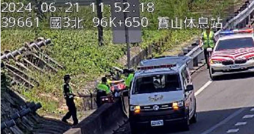 國道3號今日發生恐怖意外，61歲男子從國道上方陸橋墜落。（圖／翻攝畫面)