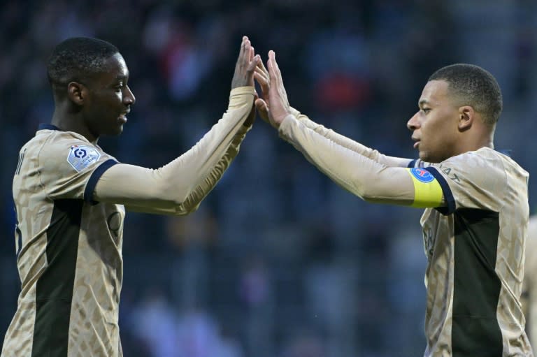 Les attaquants du PSG Kylian Mbappe (à droite) et Randal Kolo Muani (à gauche) après la victoire contre Lorient, au stade Moustoire, le 24 avril 2024 (DAMIEN MEYER)