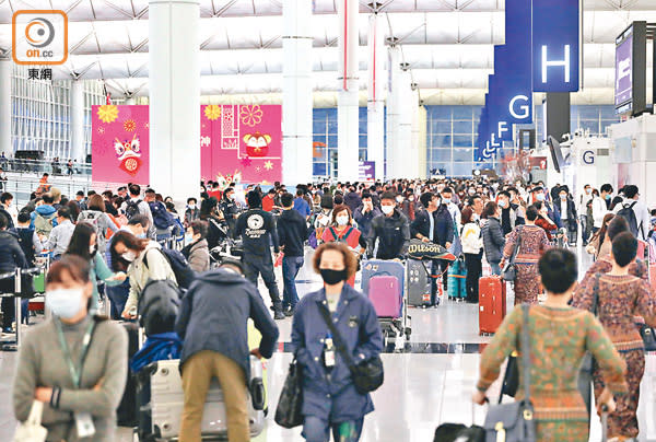 武漢肺炎恐慌籠罩香港機場，市民戴上口罩自保。