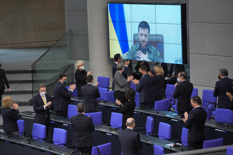 Berlin: Der ukrainische Präsident Wolodymyr Selenskyj spricht auf einer Videoleinwand im Bundestag und bekommt Applaus von der Bundesregierung. 